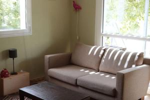 sala de estar con sofá y mesa en Appartement avec terrasse en pleine nature, en Ougney-Douvot