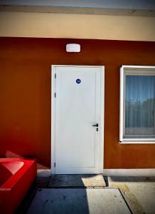Una puerta blanca en una habitación con ventana en Albergo Italia, en Porto Tolle