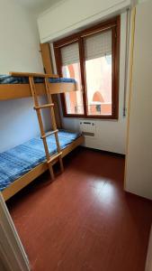 Pokój z 2 łóżkami piętrowymi i oknem w obiekcie Portofino Est Residence w Rapallo +37 zdjęć