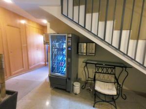 una habitación con una máquina expendedora bajo una escalera en Modern 2 Bed Apartment in Historic Centre en Mutxamel