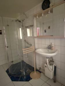a bathroom with a sink and a shower in it at Haus im Grünen 1.700m Grundstück in Chemnitz