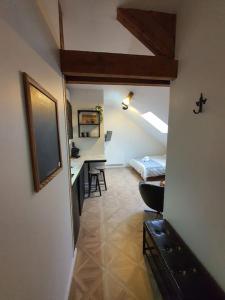 een kamer met een bureau en een bed bij The Wine House 21 in Dijon