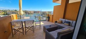 een balkon met een bank en een tafel en stoelen bij Ribera del Marlin in Sotogrande