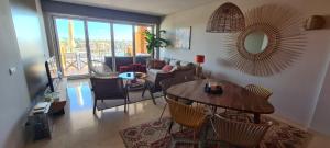 ein Wohnzimmer mit einem Tisch und Stühlen in der Unterkunft Ribera del Marlin in Sotogrande