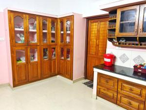 La Casa Trivandrum 4 BHK AC Luxury Villa at City Centre, Just 5 kms from Airport & 3 Kms to Trivandrum Railway Station的厨房或小厨房