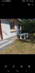 a picnic table in a yard next to a house at Gîte paisible 