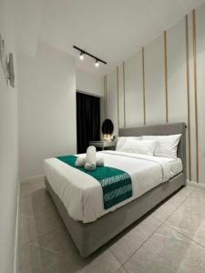 um quarto com uma cama grande num quarto em Axon Bukit Bintang By moonlight em Kuala Lumpur