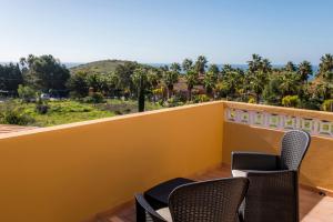 een balkon met stoelen en uitzicht bij D05 - Amadeus Sunset Villa in Mato Porcas