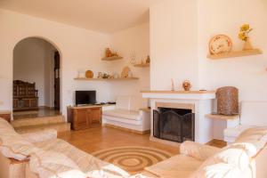 een woonkamer met een bank en een open haard bij D05 - Amadeus Sunset Villa in Mato Porcas