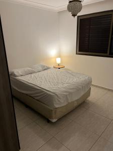 - une chambre avec un lit et une lampe dans l'établissement Twin144, à São Paulo