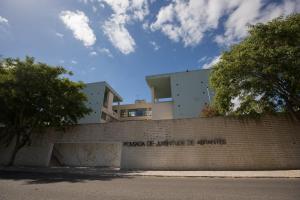 un edificio detrás de una pared de ladrillo con un edificio en HI Abrantes – Pousada de Juventude en Abrantes