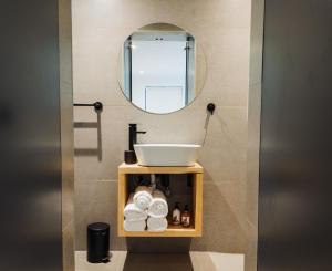 Heather Road Cottages في جورج: حمام مع حوض ومرآة