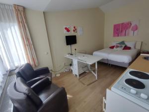 una pequeña sala de estar con sofá y cama en B&B De Slaperije, en Warnsveld