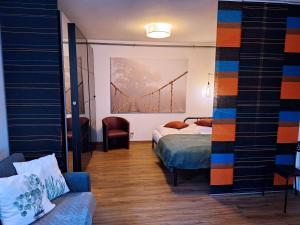 um quarto com duas camas e uma pintura de ponte na parede em Ideal für kurze Aufenthalte – gemütliches 1-Zimmer-Apartment em Adelsdorf