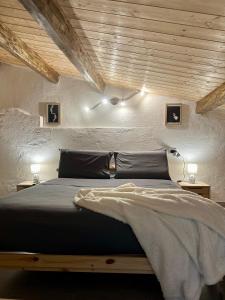 Un dormitorio con una cama con dos luces. en SASSARI-CENTRO Elegante Appartamento con WiFi e Netflix, en Sassari