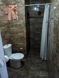een badkamer met een toilet en een douche bij Casa da Lu in Olinda