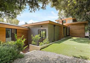 una casa moderna con un giardino di fronte di Stunning 5 Bedroom villa In LA a Los Angeles