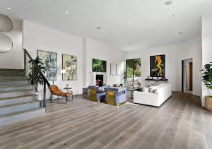 Svetainės erdvė apgyvendinimo įstaigoje Stunning 5 Bedroom villa In LA