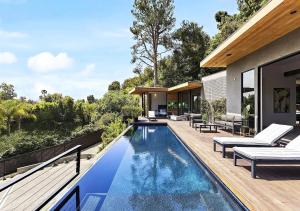 uma piscina no quintal de uma casa em Stunning 5 Bedroom villa In LA em Los Angeles