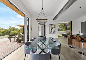 洛杉磯的住宿－Stunning 5 Bedroom villa In LA，客厅配有玻璃桌和椅子