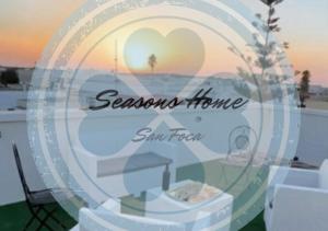 Un cartel que dice "Temporada en casa en una ventana" en Seasons Home San Foca en San Foca
