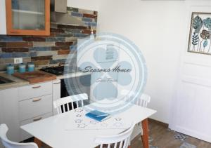 A kitchen or kitchenette at Seasons Home San Foca