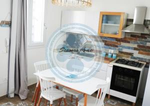 A kitchen or kitchenette at Seasons Home San Foca