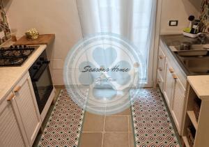 A kitchen or kitchenette at Seasons Home San Foca