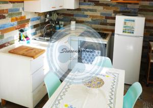 A kitchen or kitchenette at Seasons Home San Foca