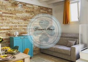 A seating area at Seasons Home San Foca