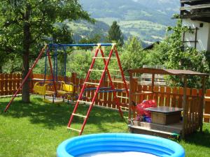 einen Spielplatz mit einer Leiter und einem Pool mit Wasser in der Unterkunft Gruberbauer Remsach in Bad Gastein