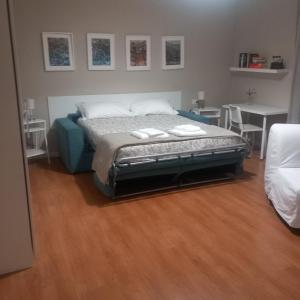 レッコにあるAppartamento Gradiscaのベッドルーム1室(ベッド1台、タオル2枚付)