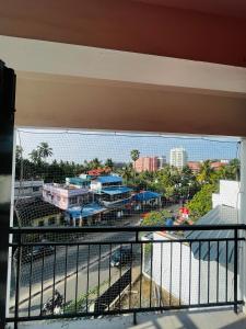 uma vista para a cidade a partir de uma varanda em REGAL SUITES em Trivandrum