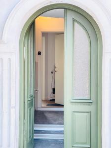 an archway leading into a hallway with a green door at Scandinavian Apartment Hotel - Industrimuseet - 3 room apartment in Horsens