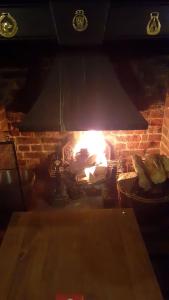 um forno de tijolos com uma lareira em Fat Fox inn em Watlington