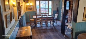uma sala de jantar com mesa e cadeiras em Fat Fox inn em Watlington