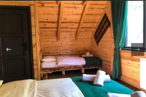 1 Schlafzimmer mit 2 Betten in einem Blockhaus in der Unterkunft hostel viking in Rize