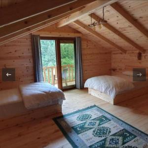 1 Schlafzimmer mit 2 Betten in einem Blockhaus in der Unterkunft hostel viking in Rize
