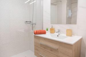 W łazience znajduje się umywalka i prysznic. w obiekcie Sol y Mar Boutique Apartments w Alicante