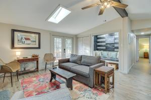 ein Wohnzimmer mit einem Sofa und einem Tisch in der Unterkunft Quaint Jim Thorpe Cabin Retreat, Walk to Beach! in Jim Thorpe