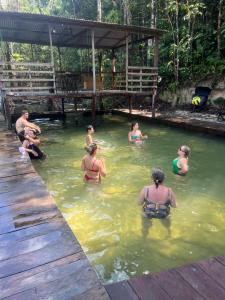 grupa ludzi w basenie z wodą w obiekcie Camping rustico recanto do combatente w mieście Manaus