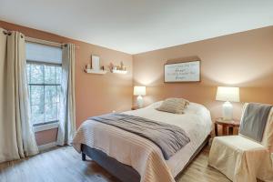 een slaapkamer met een groot bed en een raam bij Quaint Jim Thorpe Cabin Retreat, Walk to Beach! in Jim Thorpe