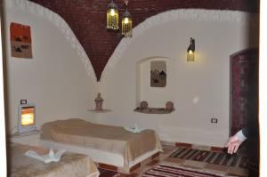 a bedroom with two beds in a room at Oasis Panorama Hotel in Bawiti