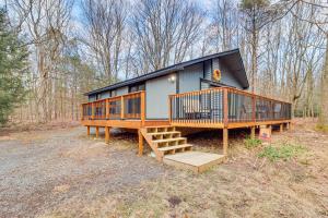 una casa con una escalera en el bosque en Quaint Jim Thorpe Cabin Retreat, Walk to Beach!, en Jim Thorpe