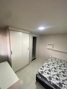 um quarto com uma cama e uma porta de correr em Casa Ceci SUÍTES/QUARTOS em São Paulo