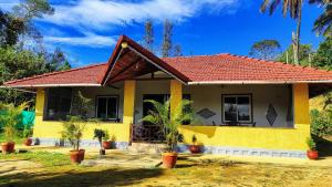 マディケーリにあるSunrise Villa Coorgの赤屋根の黄色い家