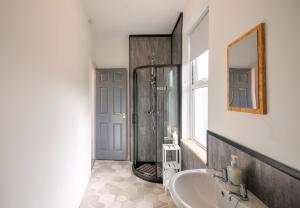 un bagno con doccia, lavandino e vasca di Riverside Great House In The Afan Forest Bike Park By StayStaycations a Glyncorrwg Altre 42 foto