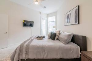 um quarto com uma cama com almofadas em Cozy Apartment with WiFi em Charlotte