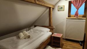 - une chambre avec un lit et 2 serviettes dans l'établissement Grunt Sonek, à Mislinja