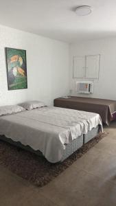 1 dormitorio con 1 cama grande en una habitación en Casa da Lu, en Olinda